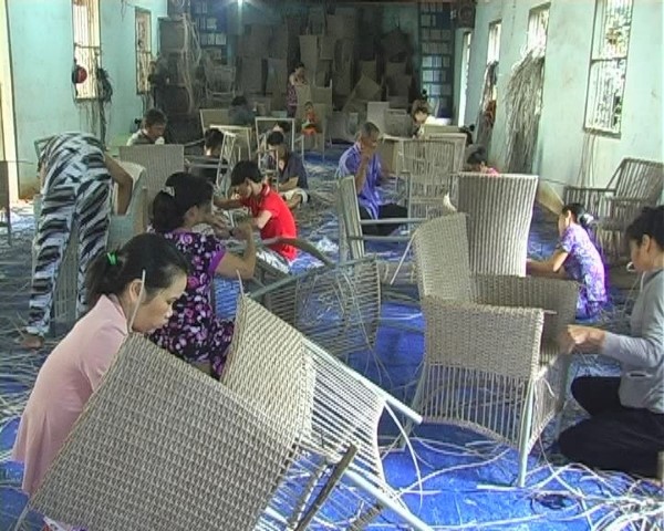 Huyện Dương Minh Châu: Học viên lớp Nghề đan lát ghế nhựa giả mây được bao tiêu sản phẩm